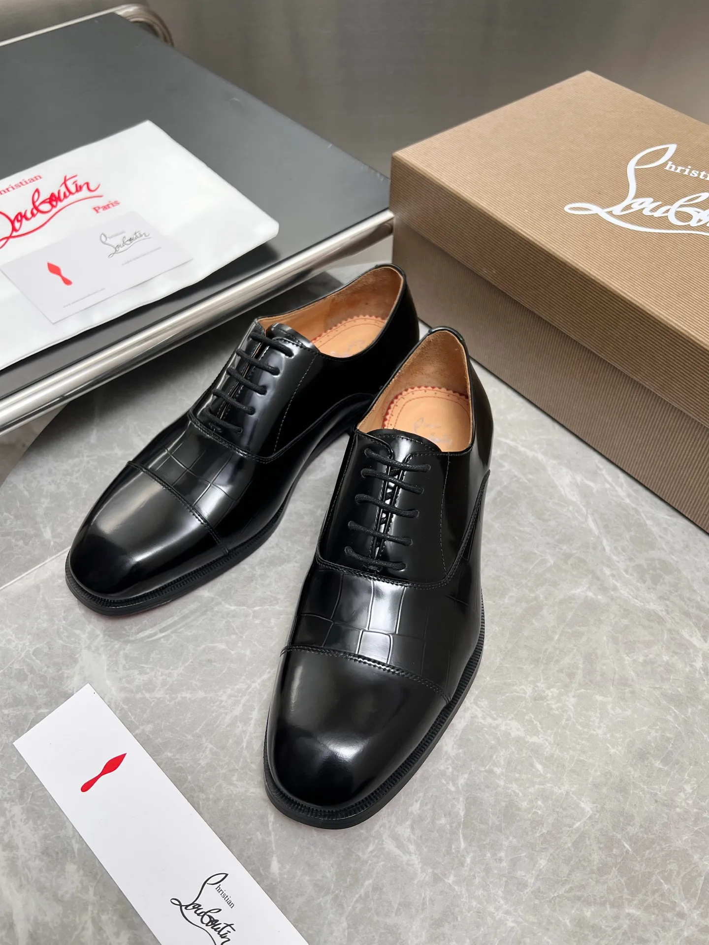 [CL red sole] Top P: 900💰 Number of yards: 39~44 (38.4546. Customized, non-refundable) CL new men's formal shoes Loaf leather shoes Christia* Loubouti* red sole shoes The red sole is luxurious and elegant, reshaping the style boundary of casual formal wear. It is extremely innovative in material selection, and creates a rich visual and tactile experience through the collision of different materials! Made of top-grade calfskin/glossy patent leather/spliced ​​technical fabric in contrasting colors. The upper is stitched by hand with fine and even stitching. It is based on the square-toe loafer shoe shape, with neat and elegant lines, which fits the toughness of men's wear. The upper is embellished with metal rivets, injecting individual details into classic loafers, breaking the mediocrity of casual shoes, and giving a concrete expression of "low-key luxury". From the original color/red cowhide lining inside the shoe to the instantly recognizable red sole, the "red sole" is not only the brand's visual identity, but also a "luxury codeword" when walking. The red sole exposed inadvertently conveys taste and identity instantly. From the innovative splicing of materials, to the personalized fusion of design, to the ingenious inheritance of craftsmanship, the Christian Louboutin men's loafer series is not only a pair of casual shoes, but also a "yuppie style" dressing weapon for men. Whether it is a casual business meeting or a casual look for daily travel, it can help you become a unique and stylish man in every occasion with its "red Loaf" attitude.
